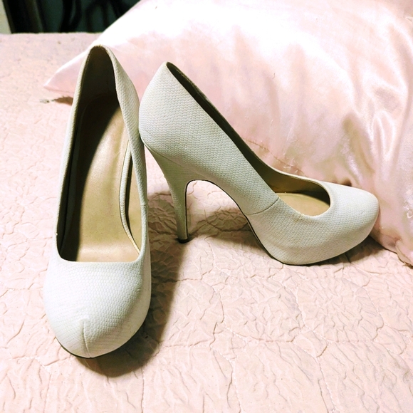 SHOES - Picture 2 of 3